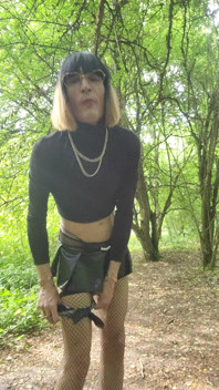 Petite Allumeuse En Foret. Cumslut Forest