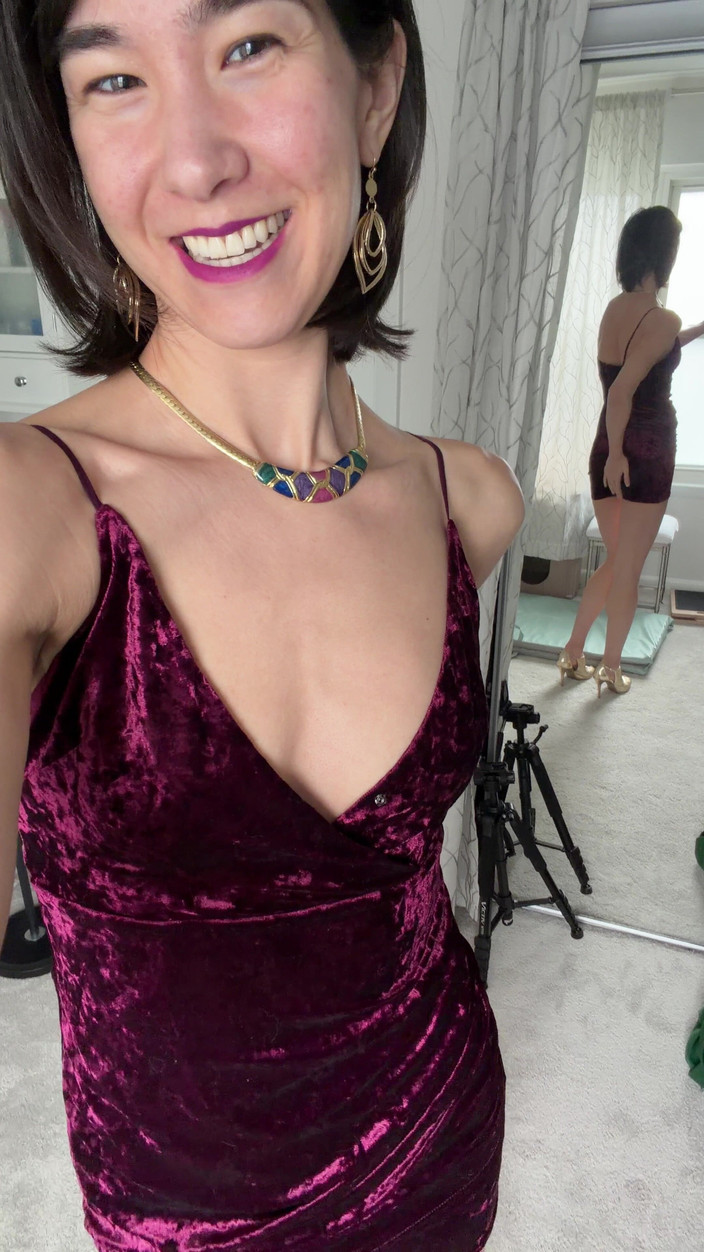 Ms_Emmy_Lynn: Fluwelen minijurk en gouden glitter hoge hakken