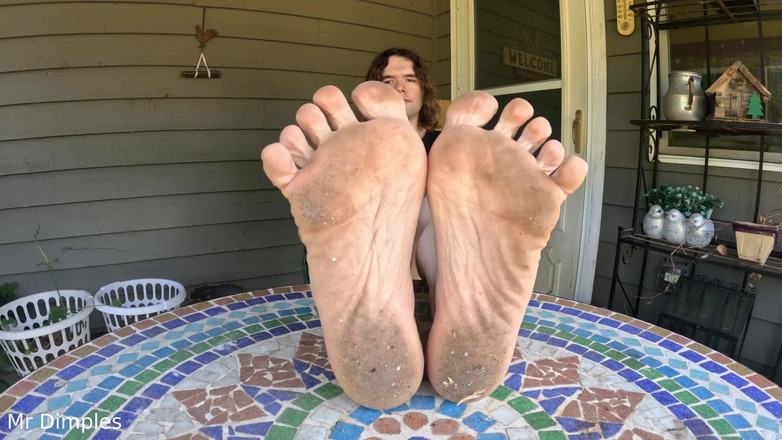 Mr Dimples: Mostro i miei piedi sporchi