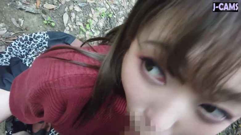 J-Cams: Parlak dudaklı neşeli ofis hanımı anı atlatırken yakın gülümseyerek eğiliyor...