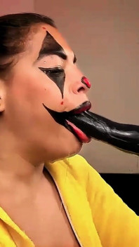 Stygg clown knullar sin hals med jävla maskin