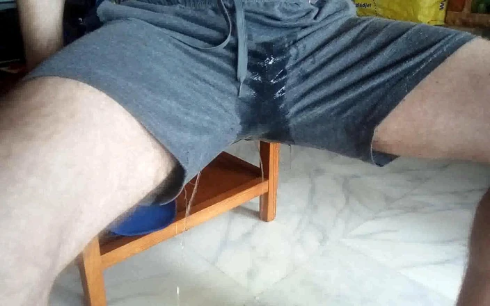 Sex hub male: 约翰在桌子上尿到他的短裤里