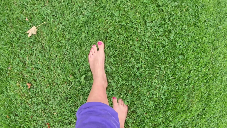 Emma Voyeur: Dívka v bílých ponožkách uctívání venkovních nohou