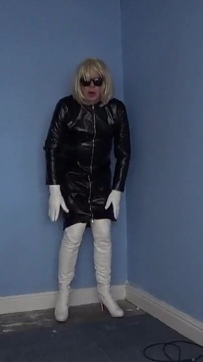Leather Kirsten: もっと黒と白
