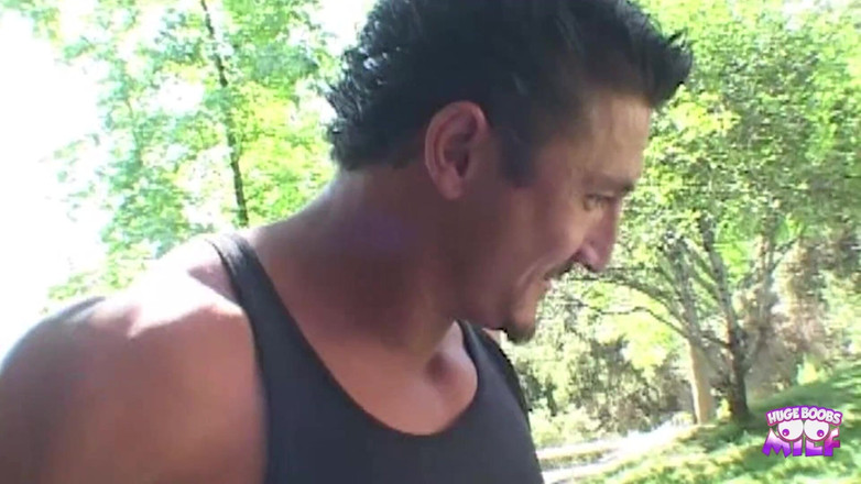 Huge Boobs MILF: Дві дівчини запрошують хлопця приєднатися до них і наповнити їх дірки його членом