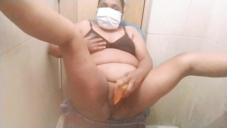 sexymusia1998: 嫂子用诱人的胡萝卜打她的有趣时刻