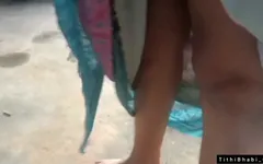 이웃에게 젖탱이를 보여주는 방글라데시 바비