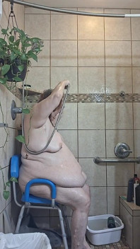 Asistenta mare Vicki este transpirată și trebuie să meargă să se!