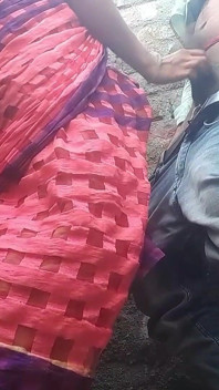 Bhabiji desi memberikan pantat seksinya kepada deborji di bilik air