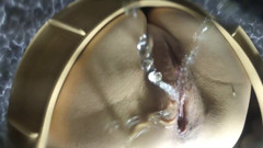 SexyFairyTale: Flickan kikar på toaletten