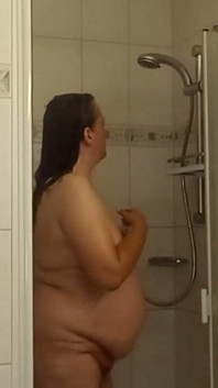 Dospělá žena s malými prsy a velkým zadkem ve sprše