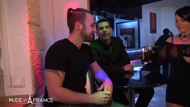 Nude in France: Seorang lelaki menawarkan isteri mudanya di kelab swinger dan menontonnya...