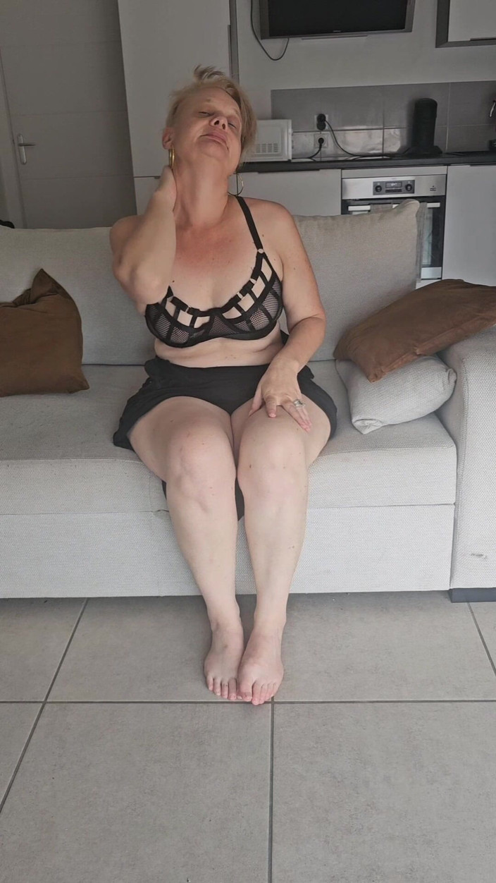 Sofy13: Mature and Sexy Stepmom Plays with Her Wet Pussy