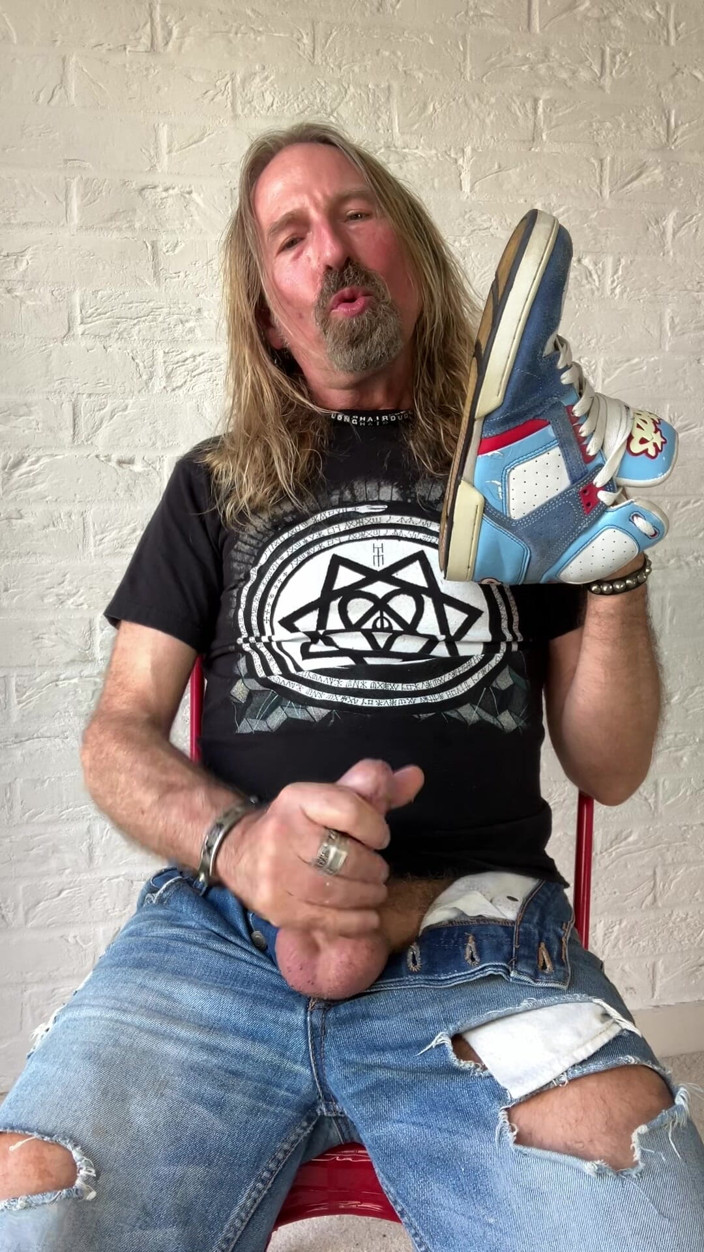 Longhairdude: 오시리스 트레이너와 함께하는 Longhairdude Wanks와 사정, 찢어진 청바지, 시오후키