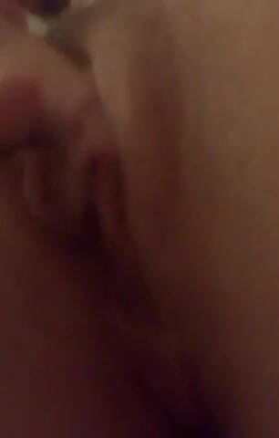 JennaDeMilo: Rubbing my clit...