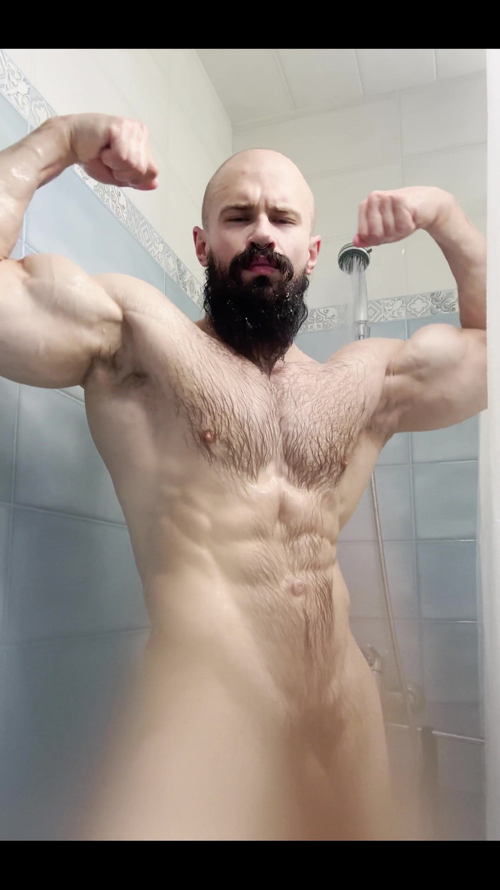 Mister Stone: Jestem tak gorący, że nawet prysznic robi się mokry