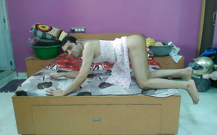 Cute &amp; Nude Crossdresser: Une jolie tapette travestie mignonne dans une chemise de nuit...