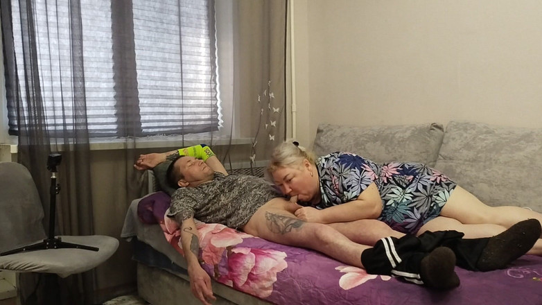 Zona901: Freundin macht einen tiefen blowjob, um eine portion heißes sperma...