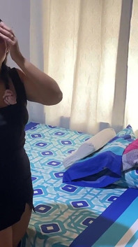 Mi gran hermanastra me pide ayuda para sus fotos y se come mi polla
