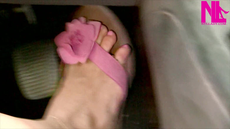 Nyllady: Pedal cepat memompa dengan floral floral dan pergelangan kaki emas