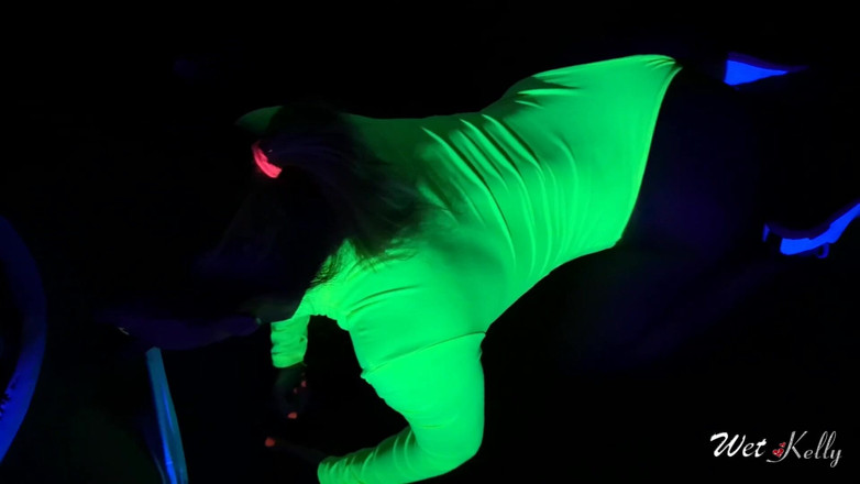 Wet Kelly: Heiße MILF in Neon body liebt es, im dunkeln zu...