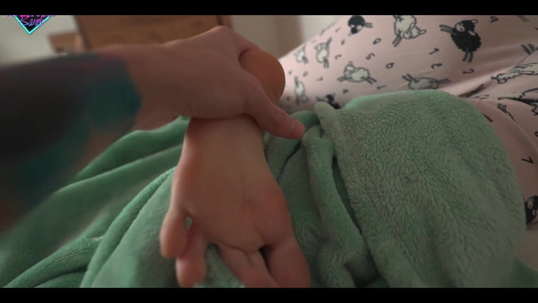 Karneli Bandi: Eu acordei com meu meio-irmão masturbando minha buceta