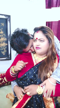 Desi Tharki, indische Jamindar-Brüder teilen ihre vier ehefrauen gleichzeitig für echten gangbang (Hindi Audio)