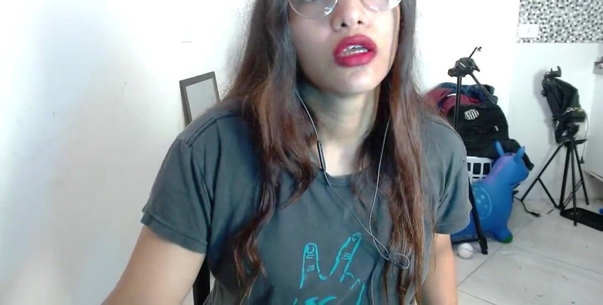 Michelle sex hard: Elle bouge sa main sur cette chatte sexy. et une...