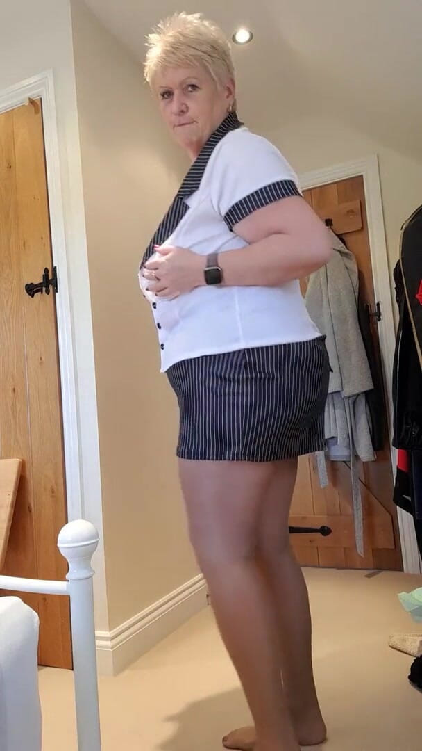 Uk Joolz: La segretaria lurida seduce il suo capo per salvare il...