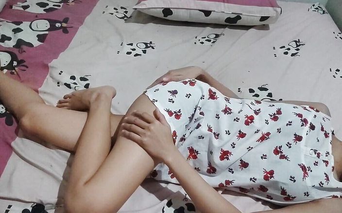 Squirt heart: Gadis remaja 18+ lagi asik masturbasi di rumah
