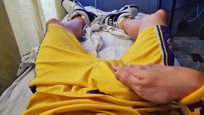 Sneakersmax98: Pemain bola kebakar kurus melancap batangnya