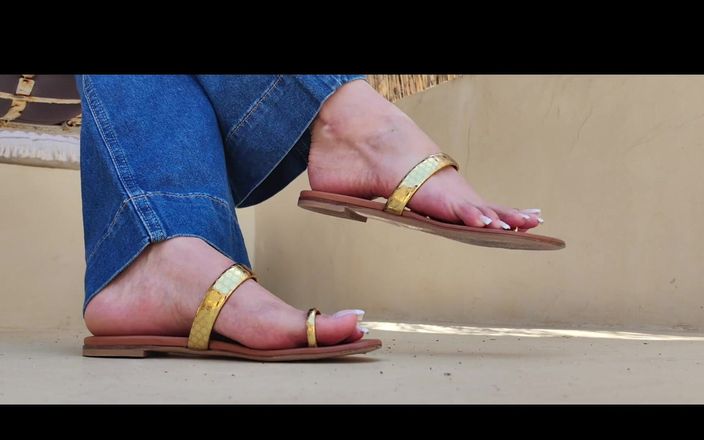 Goddess Lena: Mengusik dalam sandal rata