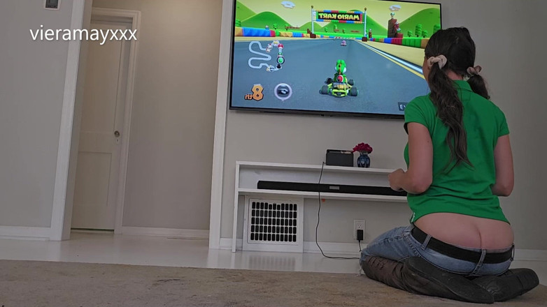 VieraMayXXX: Hose fiel beim spielen mit mario kart-höschen-füllung um