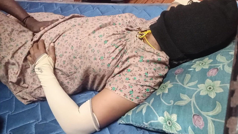 Reshmahotever: Tamil kız ateşli meme ucunu dondurma ve sütle besliyor
