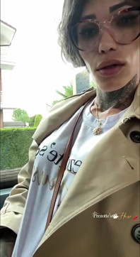 Jaký výstřik, lol Sabrina dává dobrý výstřik uvnitř autobusu, zatímco ten nabitý se také dotýkal před ní.