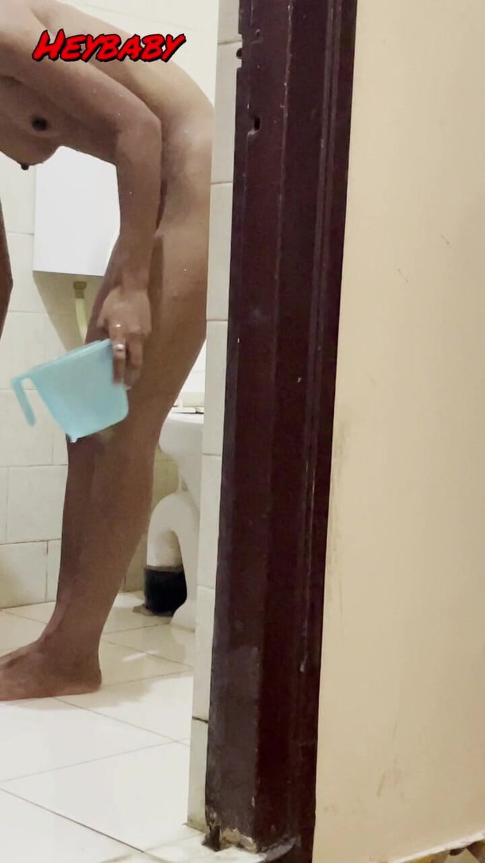 Heybaby: 뻑가는 오럴과 누드 목욕을 하는 핫한 소녀