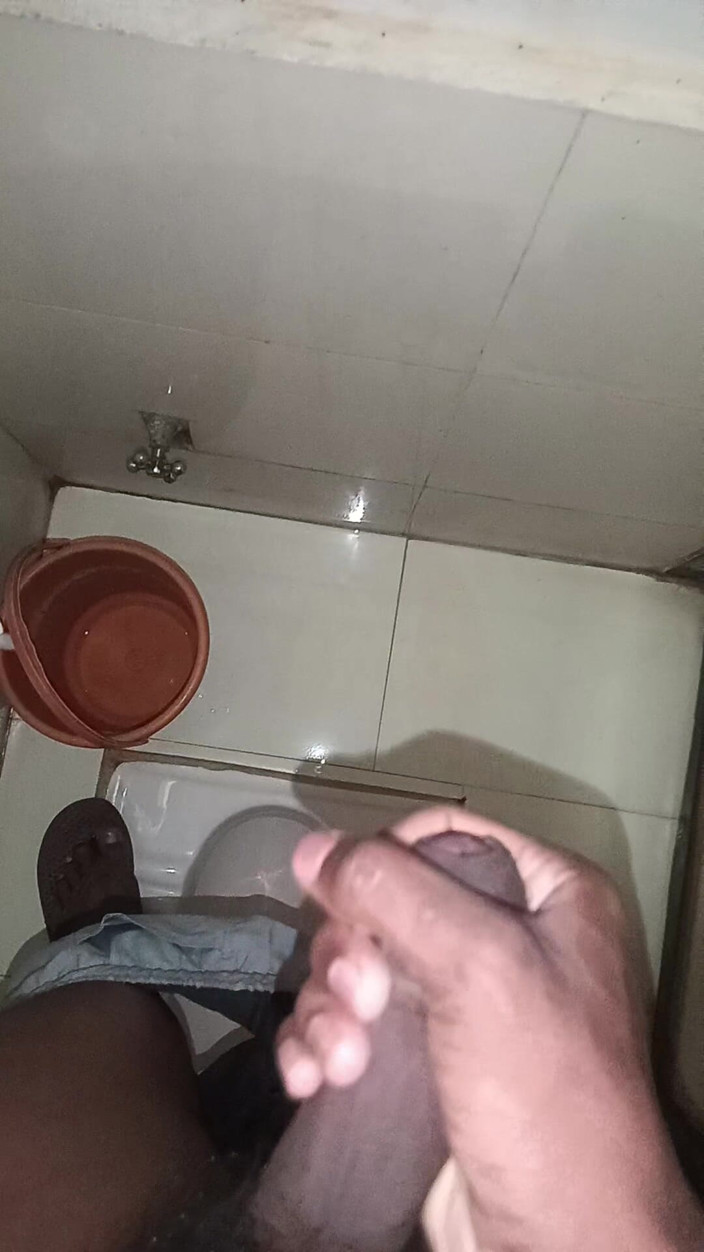 Aniketgod: Un garçon desi se branle sur un maître des toilettes...