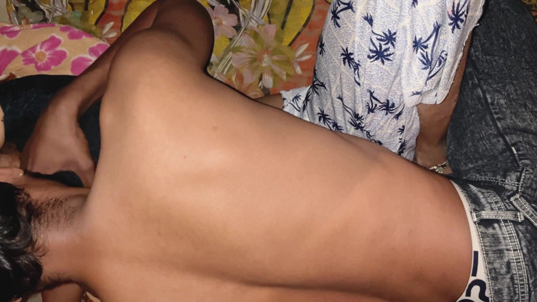Ritu: Ritu แบ่งปันจูบกับเพื่อนบ้านของเธอ