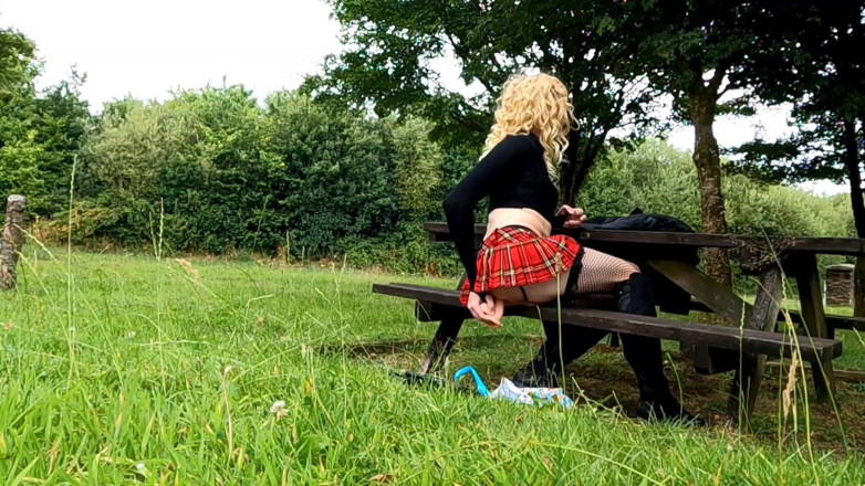 The Midnight Minx: Des travesti baisent avec un gode dans la nature