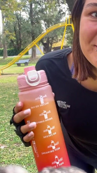 Imbibe si vlastní čůrání, než ztratím kontrolu v kalhotkách