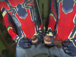 SinglePlayerBKK: Wichs in einem Spider-man-anzug.