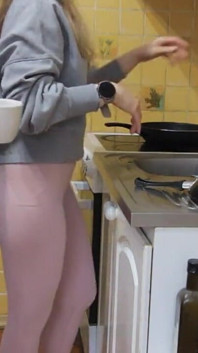 Ich ficke sie überrascht, während sie das geschirr wäscht - Quickie in der küche
