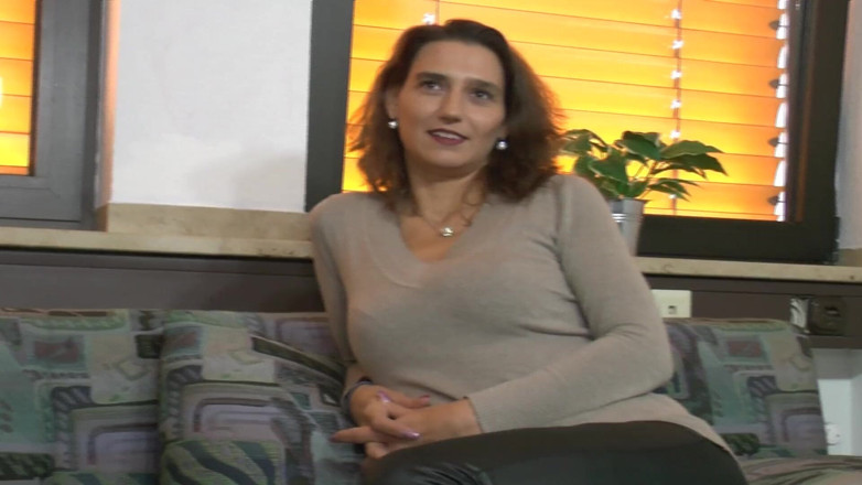 Deutsche Frauen: Stunning German MILF masturbates in solo action