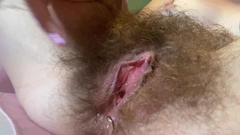 Cuteblonde666: Pepek berbulu basah menjolok kelentit besar sudut pandangan dekat
