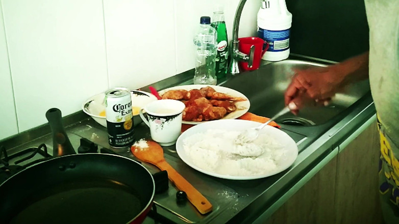 Uncut Lil Midget and Latina Freaky Friends: Pablon3grobar - cucina con la regina della sborrata di gola