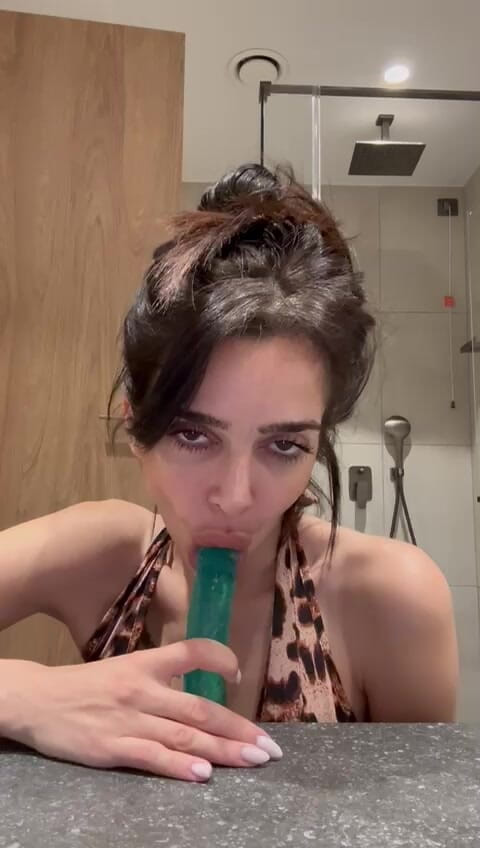 silicone_brunette: Scopata a pecorina leopardata