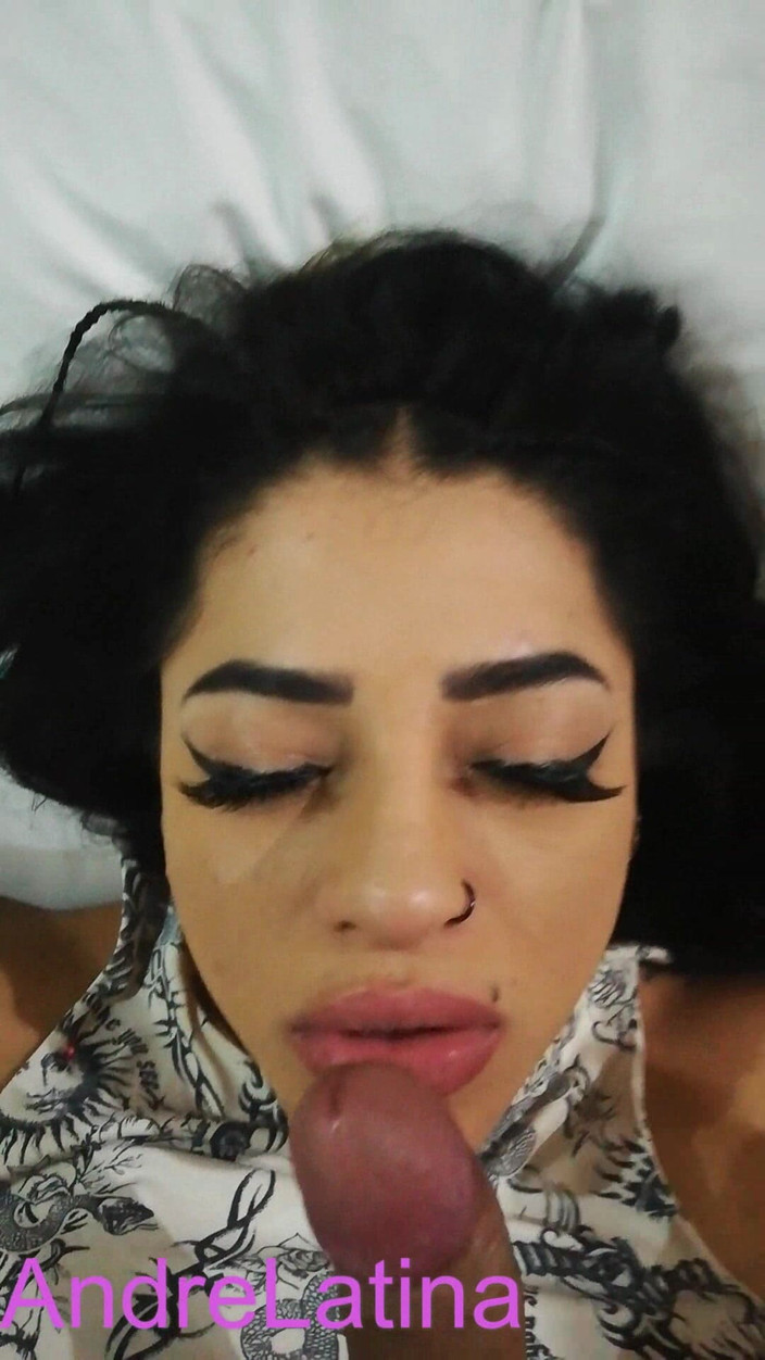 Gatita latina: Le Piace Succhiare Il Cazzo