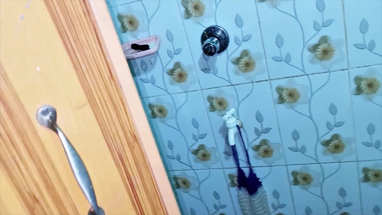 NAZMA: 可爱的妻子丈夫在浴室享受浪漫的时刻