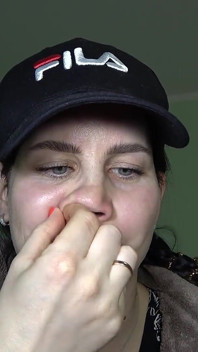 Anna bevriest en plukt thuis haar neus in een pet