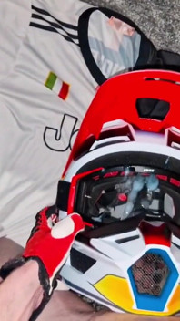 Çıplak motorcu mxhelmet'inde mastürbasyon yapıyor